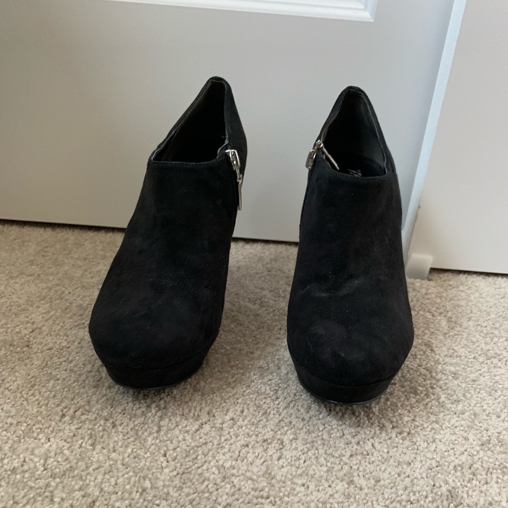 Marc Fisher ankle bootie heels - Picture 2 of 11